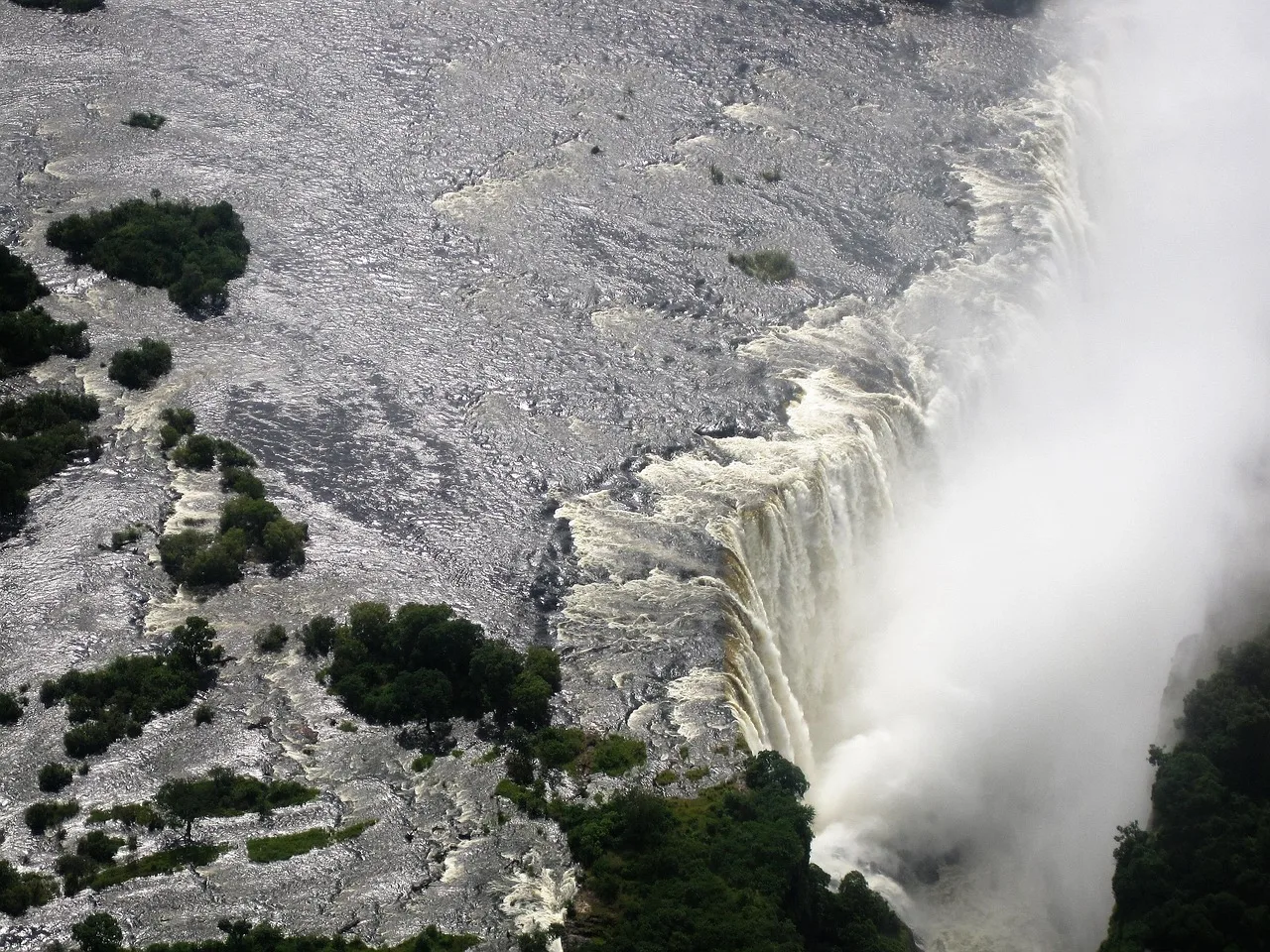 5-Day Victoria Falls & Chobe Rainbow Hotel Budget Tour gallery image